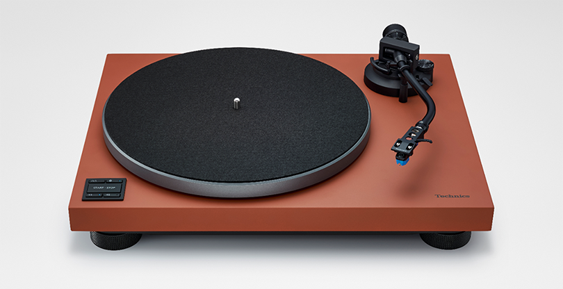 Nuovo giradischi Technics a trazione diretta SL-40CBT, l'ingegneria senza tempo con un design contemporaneo e funzionalità avanzate