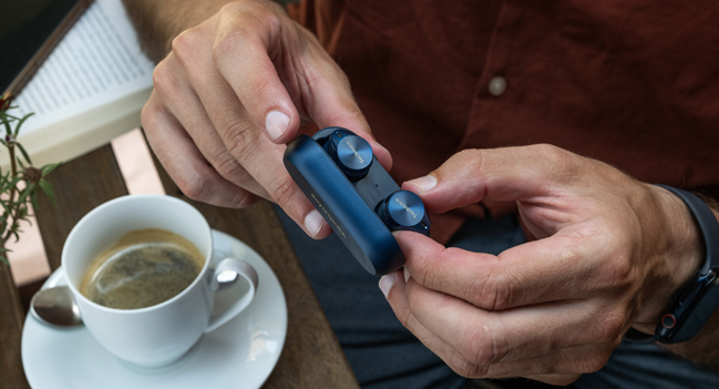 I pluripremiati auricolari True Wireless AZ80 di Technics nel colore Blu Notte